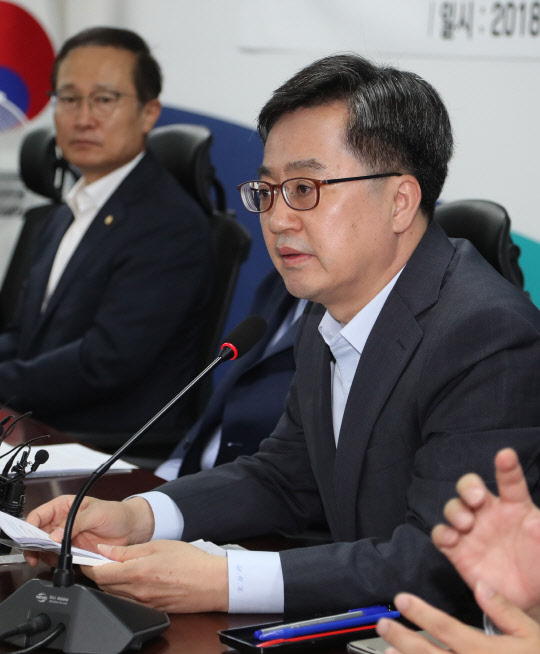 김동연 경제부총리 겸 기획재정부 장관이 전날인 17일 국회 의원회관에서 열린 '하반기 경제정책 방향 및 저소득층 지원대책' 당정협의에서 발언하고 있다. /연합뉴스